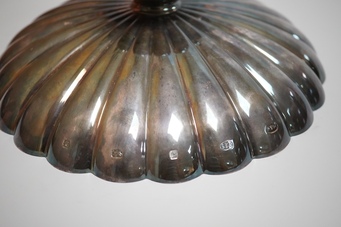 An Elizabeth II cusped silver pedestal bowl, by Mappin & Webb Ltd, Sheffield, 1999, diameter 19.3cm, 13.5oz.